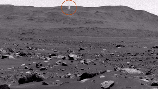 Fotografia colorida mostra imagem capturada por robô Perseverance de redemoinho gigante em Marte