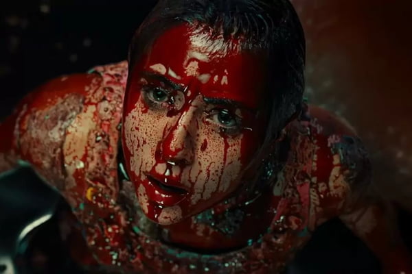 Foto colorida de série. Na foto, uma mulher aparece com sangue no rosto - Metrópoles