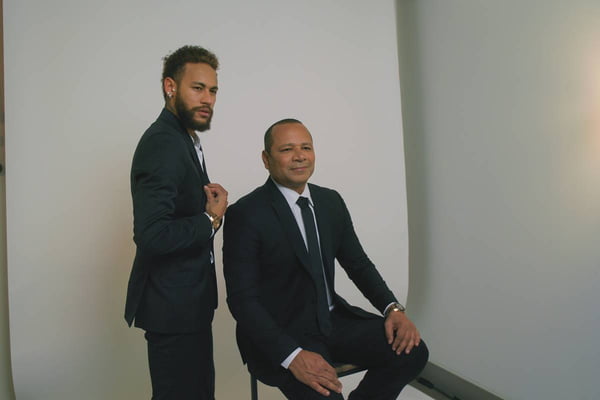 Neymar e o pai enviam ajuda financeira e advogado para Daniel Alves