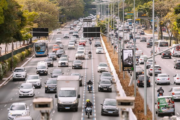 Imagem colorida mostra motos dentro da chamada faixa azul circulando com carros nas demais faixas da via em São Paulo - Metrópoles