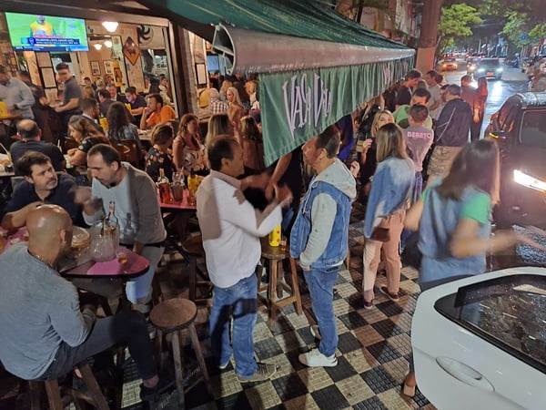 Imagem mostra pessoas em bar - Metrópoles