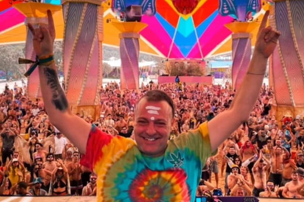 Foto colorida de um homem em um festival de música - Metrópoles