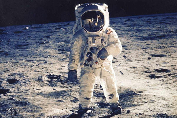 O astronauta Edwin E. Aldrin Jr., piloto do módulo lunar, é fotografado caminhando perto do módulo lunar durante a atividade extraveicular da missão Apollo 11 - Metrópoles