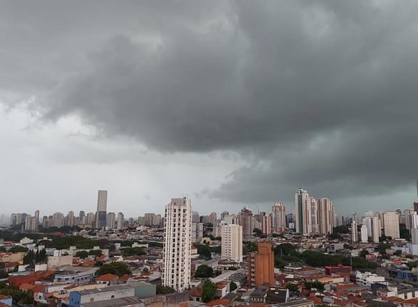 foto colorida de céu coberto de nuvens sobre a cidade de São Paulo antes de chuva - Metrópoles