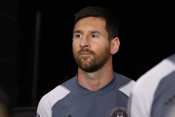 Imagem colorida de Messi de perfil - Metrópoles
