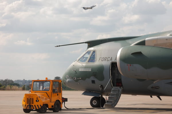 Aeronave, um KC-390, da Força Aérea Brasileira decola para Israel em operação de repatriação de brasileiros - Metrópoles