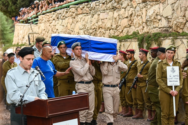 Soldados carregam o caixão de Valentin (Eli) Ghnassia, 23 anos, que foi morto em uma batalha com militantes do Hamas no Kibutz Be'eeri, perto da fronteira de Israel com a Faixa de Gaza, durante seu funeral em 12 de outubro de 2023 no Cemitério Militar Mount Herzl em Jerusalém, Israel -- Metrópoles