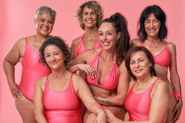 Na imagem com cor, mulheres com peças de moda praia em rosa para campanha Outubro Rosa - Metrópoles