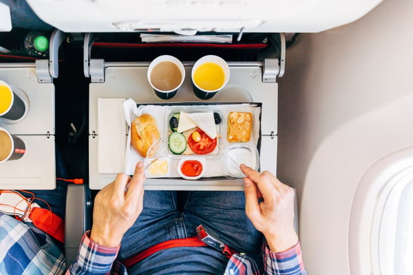 bandeja com comida em avião