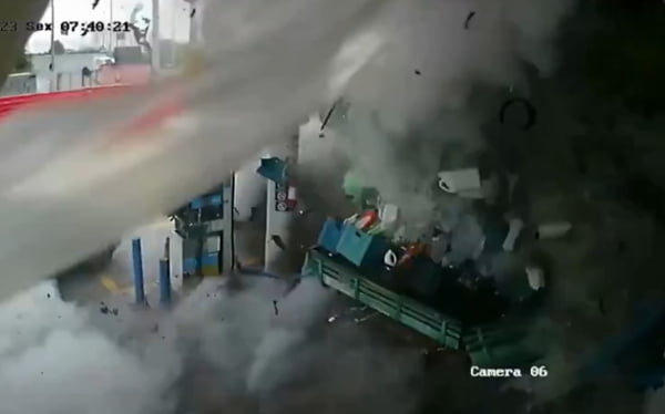 Imagem de momento da explosão em posto de combustível - Metrópoles