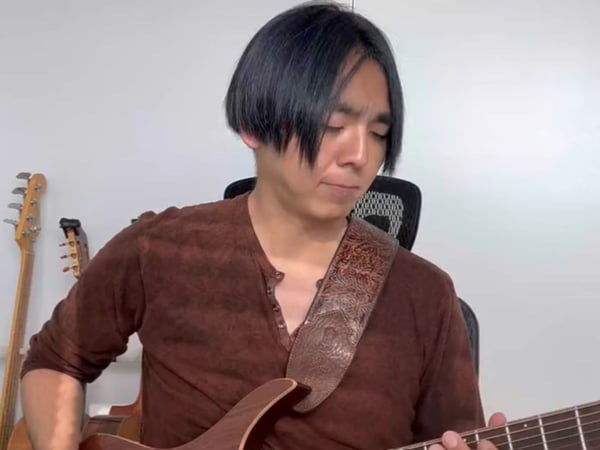 Foto colorida mostra Shota Nakama tocando guitarra