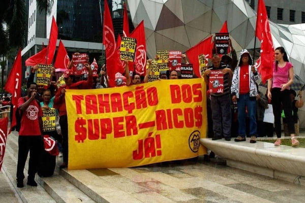 Imagem colorida de manifestantes do MTST, em protesto pela aprovação da taxação dos super-ricos, em São Paulo - Metrópoles
