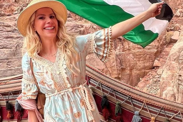 Karina Bacchi posa com bandeira da Jordânia durante caravana - Metrópoles