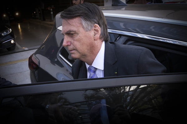imagem colorida de Jair Bolsonaro em porta de Carro preto