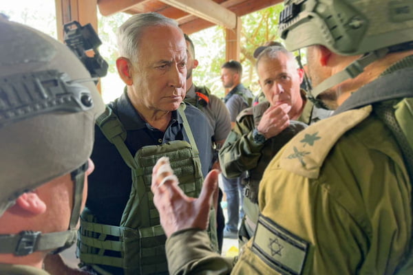 O primeiro-ministro israelense, Benjamin Netanyahu, visita soldados israelenses enquanto inspeciona a região onde os soldados estão posicionados nos assentamentos de Be'eri e Kfar Aza, no sul de Israel, perto da fronteira com Gaza, em 14 de outubro de 2023