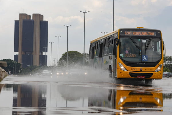 Ônibus passa pela pista molhada após chuva no Plano piloto - Metrópoles