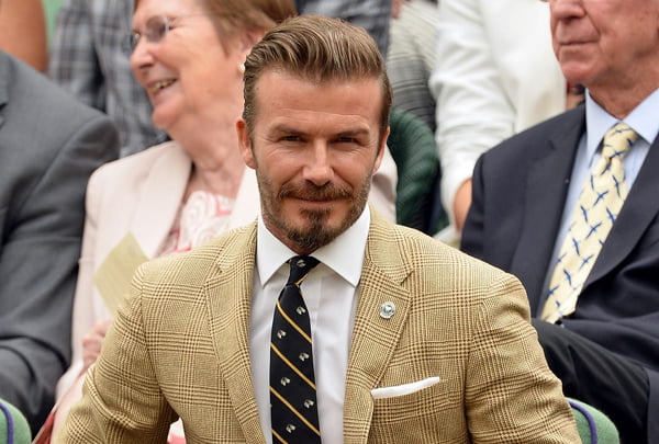 David Beckham de terno amarelo e gravata - Metrópoles