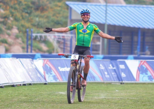 Foto colorida de José Gabriel, que foi bronze na mountain bike e fatura primeira medalha do Brasil nos Jogos Pan-Americanos de Santiago - Metrópoles