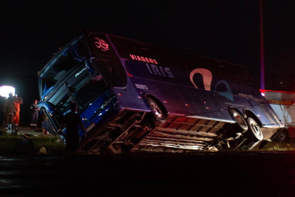 foto colorida de acidente com ôninus de empresa clandestina na BR-070, em Ceilândia, no DF - Metrópoles