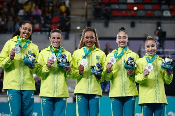 Imagem colorida seleção feminina de ginástica com medalhas