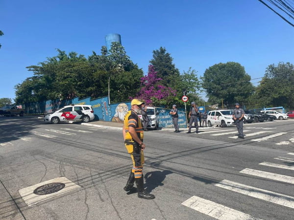 foto colorida de movimentação policial em frente à escola de Sapopemba onde atirador matou aluna - Metrópoles