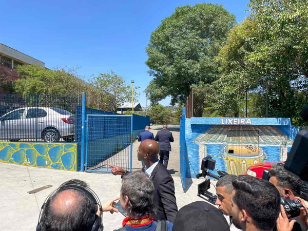 foto colorida de movimentação de policiais e imprensa nos arredores da Escola Estadual Sapopemba, onde ataque a tiros deixou aluna morta - Metrópoles