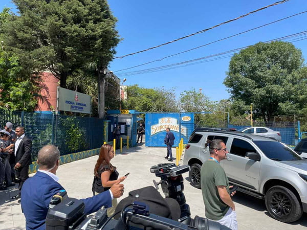 foto colorida de movimentação de policiais, imprensa e pais de alunos nos arredores da Escola Estadual Sapopemba, onde ataque a tiros deixou aluna morta - Metrópoles