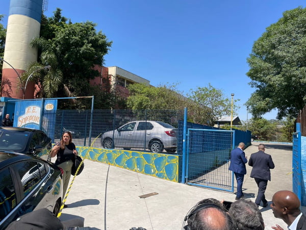 foto colorida de movimentação de policiais e imprensa nos arredores da Escola Estadual Sapopemba, onde ataque a tiros deixou aluna morta - Metrópoles