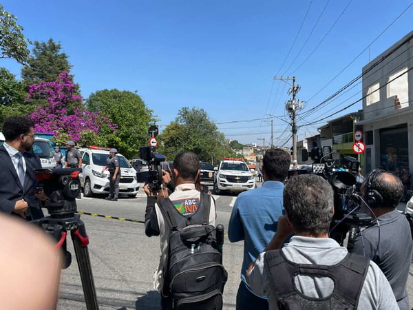 foto colorida de movimentação de policiais e imprensa nos arredores da Escola Estadual Sapopemba, onde ataque a tiros deixou aluna morta - Metrópoles