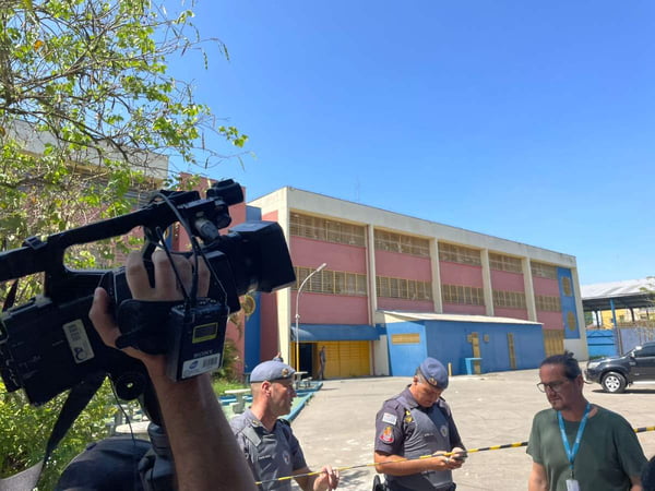 foto colorida de movimentação de policiais e imprensa nos arredores da Escola Estadual Sapopemba, onde ataque a tiros deixou aluna morta - Metrópoles