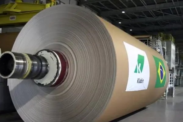 Imagem de operação dentro de fábrica da Klabin, a maior produtora e exportadora de papéis para embalagens do Brasil - Metrópoles