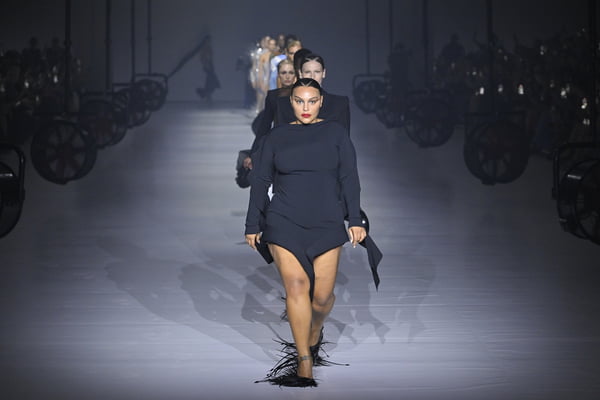 Modelos desfilam para Mugler na Paris Fashion Week - Metrópoles