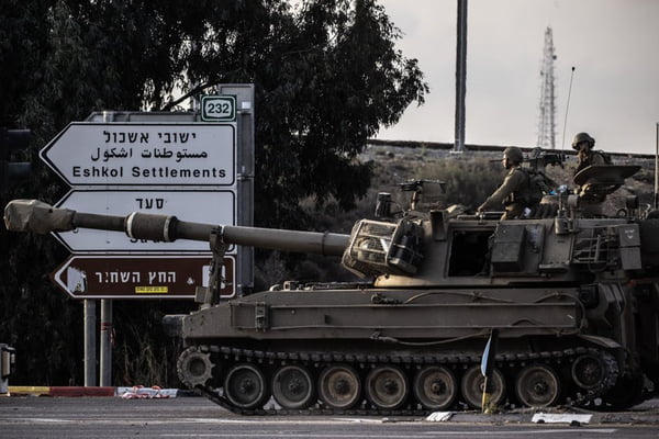 Imagem colorida mostra Ataque terrestre de tropas de Israel à Faixa de Gaza envolveu o uso de tanques - Metrópoles