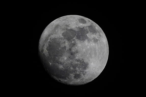 Imagem colorida da Lua - Metrópoles
