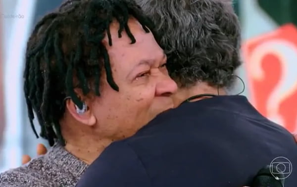 Djavan chora abraçando Marcos Mion no Caldeirão do Mion - Metrópoles