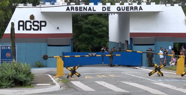 foto colorida da fachada do Arsenal de Guerra de São Paulo, de onde 21 metralhadoras foram furtadas - Metrópoles