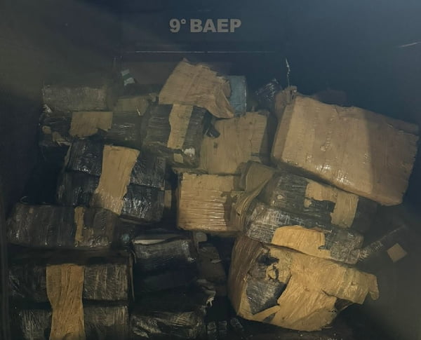 Imagem colorida mostra carga de quase duas toneladas de maconha que foram apreendidas em um caminhão que transportava soja; o motorista, um homem de origem paraguaia, foi preso - Metrópolis