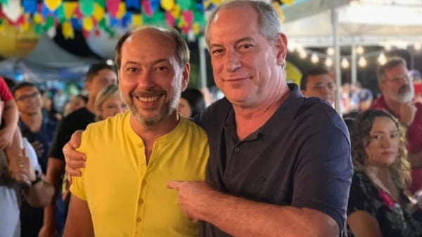 Ciro Gomes posa para foto ao lado do irmão Ivo Gomes, prefeito de Sobral