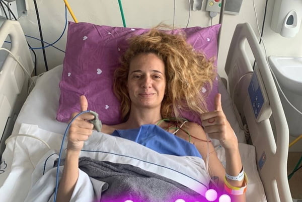 Foto colorida da cantora Letrux em cama de hospital após cirurgia de retirada de câncer de ovário - Metrópoles