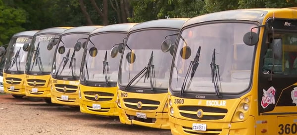 Imagem colorida de ônibus escolares amarelos enfileirados em garagem - Metrópoles