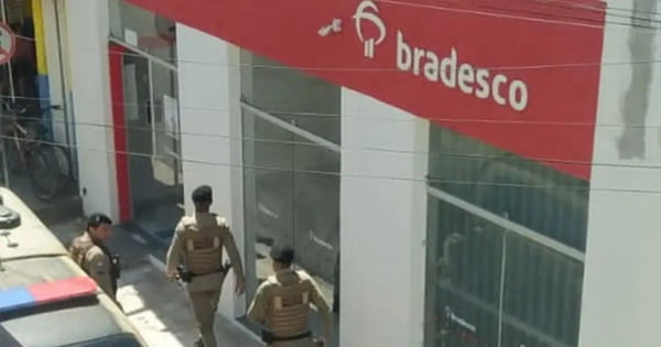 Imagem colorida de policiais em frente ao banco Bradesco - Metrópoles