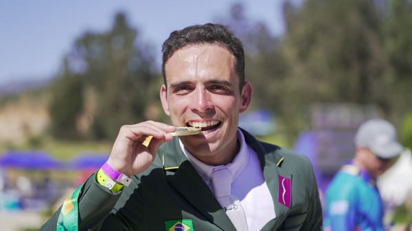 Imagem mostra homem com medalha na boca - Metrópoles