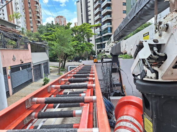 Imagem colorida mostra caminhão da Enel em trabalho para o restabelecimento da energia em São Paulo - Metrópoles