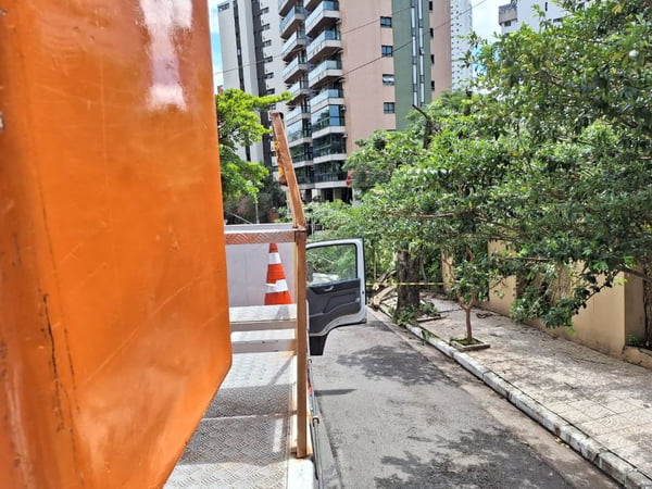 Imagem colorida mostra caminhão da Enel em trabalho para o restabelecimento da energia em São Paulo - Metrópoles