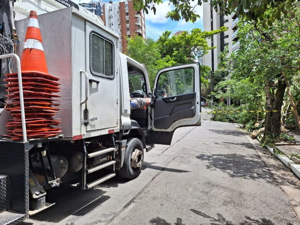 Imagem colorida mostra caminhão da Enel em trabalho para o restabelecimento da energia em São Paulo - Metrópoles