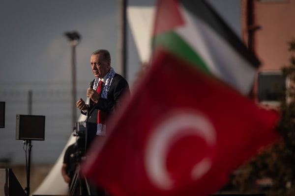 Foto colorida de Erdogan com bandeira da Palestina - Metrópoles