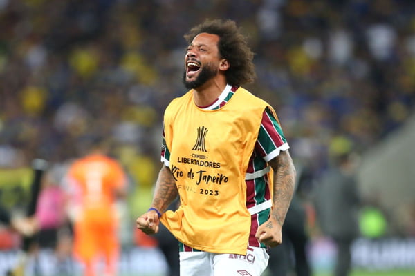 Imagem mostra jogador Marcelo celebrando título da Libertadores - Metrópoles
