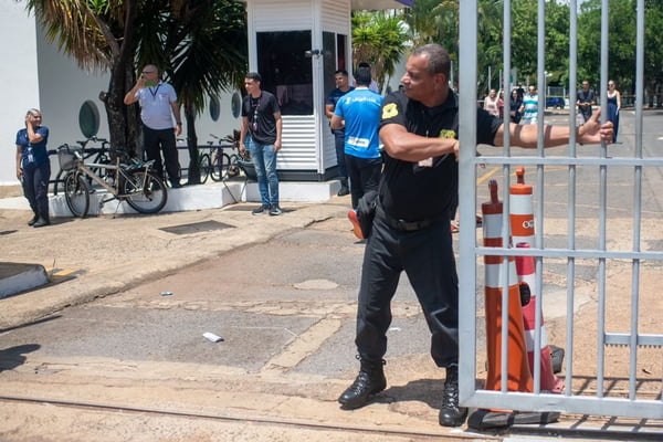 Foto colorida dos alunos do DF chegando para o Enem - Metrópoles