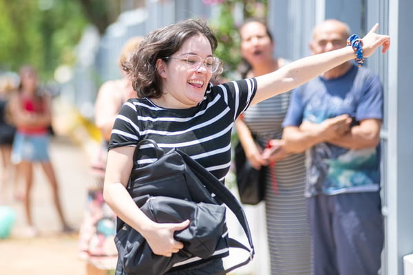 Foto colorida dos alunos do DF chegando para o Enem - Metrópoles