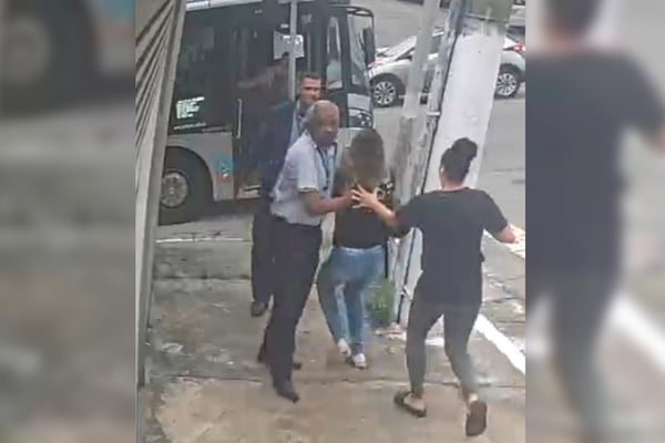 Imagem colorida mostra mulher que foi vítima de uma tentativa de estupro sendo salva por motorista e passageiros de ônibus que passava ao lado no momento em que ela foi abordada pelo suspeito - Metrópoles